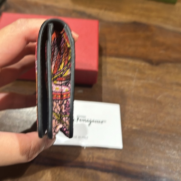 NWT Ferragamo flower pink/black card holder - Picture 2 of 5